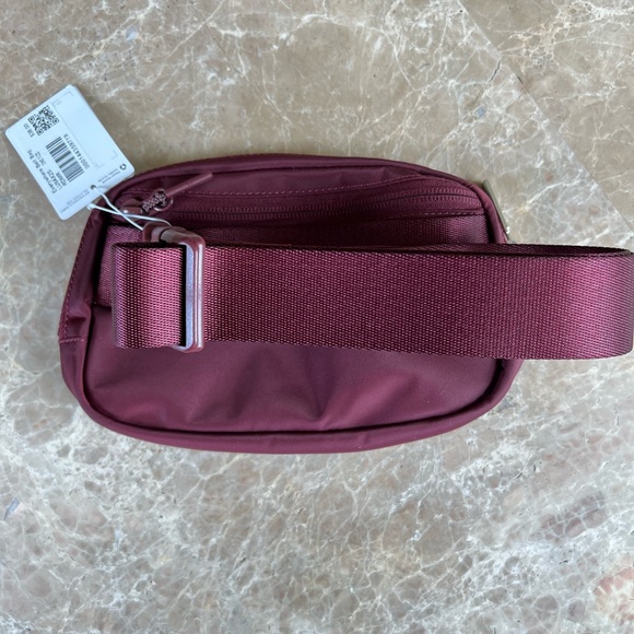 ❤️One Left!❤️Lululemon Everywhere Belt Bag- Red Merlot - Picture 3 of 4
